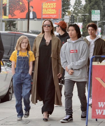 Los Angeles, CA - *ÖZEL* - Aktris Angelina Jolie, çocukları Pax ve Vivienne'i popüler Melrose Ave'de alışverişe götürür, sonra Baskin Robbins'te dondurma ikramları için dururlar.  Vivienne birkaç kot tulum giyerken, Pax son derece gıpta edilen gri bir kutu logolu Supreme kapüşonlu giydi.  Resimde: Angelina Jolie BACKGRID ABD 3 MART 2019 ABD: +1 310 798 9111 / usasales@backgrid.com İngiltere: +44 208 344 2007 / uksales@backgrid.com *İngiltere Müşterileri - Çocuk İçeren Resimler Lütfen Yayından Önce Yüzünüzü Pikselleştirin*