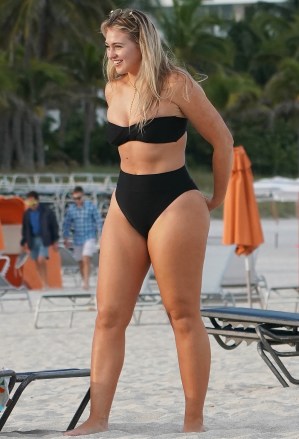 Iskra Lawrence hits Miami Beach
Iskra Lawrence connected  Miami Beach, Florida, USA - 10 Dec 2018