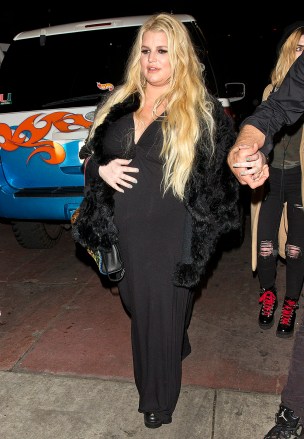 Heavily Pregnant Jessica Simpson looks tired  as she and husband Eric Johnson were seen leaving The Roxy in LA after watching younger sister Ashlee Simpson and her husband Evan Ross perform.Pictured: Jessica SimpsonRef: SPL5056453 190119 NON-EXCLUSIVEPicture by: SPW / SplashNews.comSplash News and PicturesLos Angeles: 310-821-2666New York: 212-619-2666London: +44 (0)20 7644 7656Berlin: +49 175 3764 166photodesk@splashnews.comWorld Rights