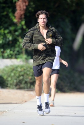 EXCLUSIVE: Joseph Baena sweats like a storm in a hoodie while jogging in Los Angeles before meeting his girlfriend Nicky Dodaj.  23 Sep 2019 Photo: José Baena.  Photo Credit: MB / MEGA TheMegaAgency.com +1 888 505 6342 (Mega Agency TagID: MEGA511211_006.jpg) [Photo via Mega Agency]