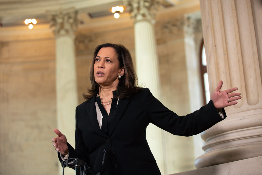 La senadora estadounidense Kamala Harris (demócrata de California) habla durante una entrevista televisiva en el Capitolio de los Estados Unidos en Washington DC, EE.UU., el miércoles 24 de junio de 2020. Crédito: Stefani Reynolds / CNP. 24 de junio de 2020 En la foto: La Senadora de los Estados Unidos Kamala Harris (demócrata de California) habla durante una entrevista televisiva en el Capitolio de los Estados Unidos en Washington DC, EE.UU., el miércoles 24 de junio de 2020. Crédito: Stefani Reynolds / CNP. Crédito de la foto: Stefani Reynolds - CNP / MEGA TheMegaAgency.com +1 888 505 6342 (Mega Agency TagID: MEGA683531_004.jpg) (Foto vía Mega Agency)