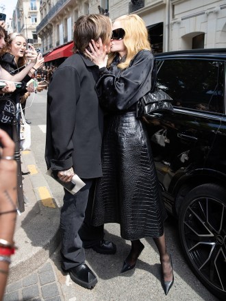 Paris, FRANCE  - *EXCLUSIVE*  - Celebs leave the Haute-Couture F/W 2022-2023 "Balenciaga" fashion show in Paris.Pictured: Keith Urban, Nicole KidmanBACKGRID USA 6 JULY 2022 BYLINE MUST READ: Best Image / BACKGRIDUSA: +1 310 798 9111 / usasales@backgrid.comUK: +44 208 344 2007 / uksales@backgrid.com*UK Clients - Pictures Containing ChildrenPlease Pixelate Face Prior To Publication*