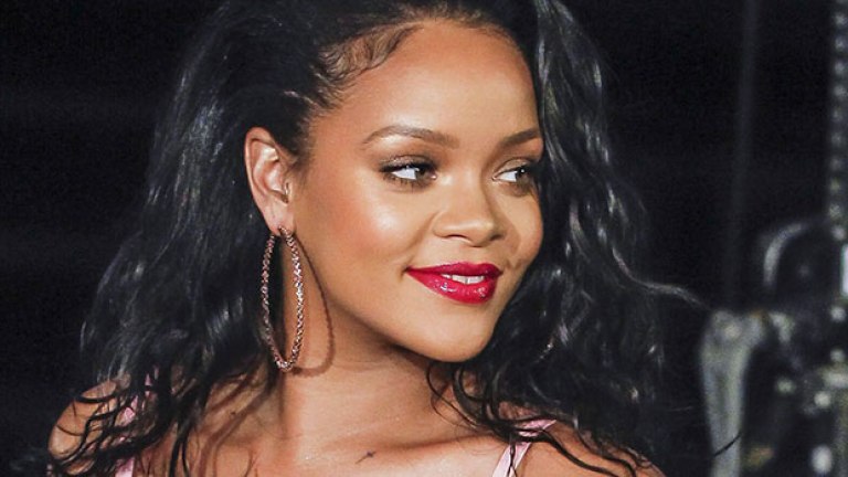 Rihanna’s Butt In Pink Lingerie For Valentine’s Day: Photo – Hollywood Life