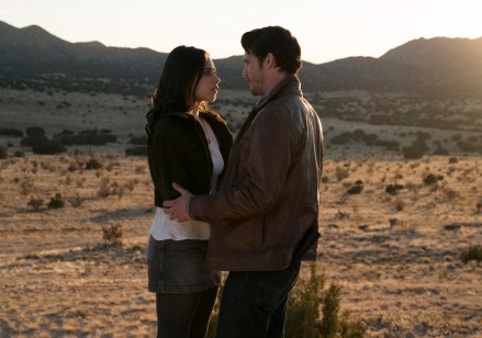 Roswell, New Mexico -- "Pilot" -- Image Number: ROS101b_0272ra.jpg -- Pictured (L-R): Jeanine Mason as Liz Ortecho and Nathan Dean Parsons as Max Evans -- Photo: Ursula Coyote/The CW -- ÃÂ© 2018 The CW Network, LLC. All rights reserved
