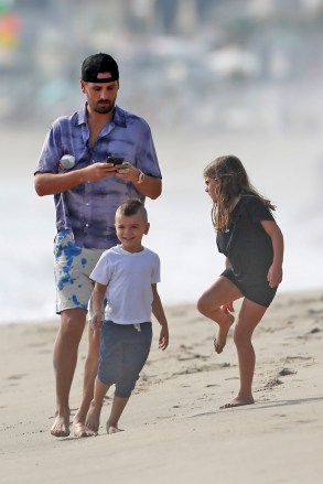 Malibu, CA - *EXCLUSIVE* Scott Disick walks along the beach in Malibu with his two youngest kids Reign and Penelope and a friend. Reign Aston now has a new mohawk haircut after saying goodbye to his signature long locks last month.Pictured: Scott DisickBACKGRID USA 26 SEPTEMBER 2020 USA: +1 310 798 9111 / usasales@backgrid.comUK: +44 208 344 2007 / uksales@backgrid.com*UK Clients - Pictures Containing ChildrenPlease Pixelate Face Prior To Publication*