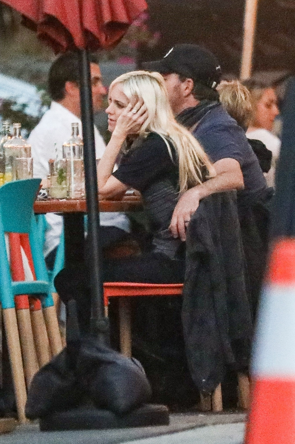 *EXCLUSIVE* Anna Faris and Michael Barrett go out to dinner with friends at Tallula's in Santa Monica