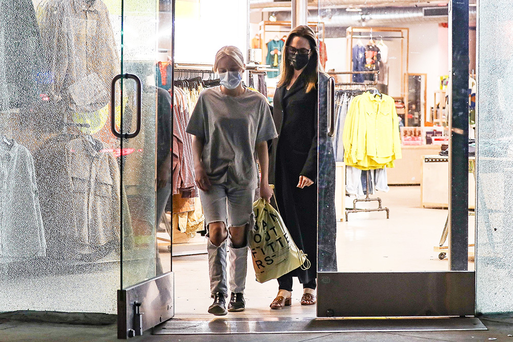 Los Angeles, CA  - *EXCLUSIVE*  - Angelina Jolie and daughter Shiloh shop for a bargain at Urban Outfitters on Melrose Avenue in Los Angeles.

Pictured: Angelina Jolie, Shiloh Jolie-Pitt

BACKGRID USA 24 JANUARY 2022 

USA: +1 310 798 9111 / usasales@backgrid.com

UK: +44 208 344 2007 / uksales@backgrid.com

*UK Clients - Pictures Containing Children
Please Pixelate Face Prior To Publication*