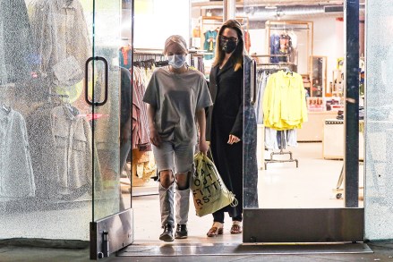 LOS ANGELES, CALIFORNIA - *EXCLUSIVE* - Angelina Jolie and daughter Shiloh shop for bargains at Urban Outfitters on Melrose Avenue in Los Angeles. Photo: Angelina Jolie, Shiloh Jolie-Pitt Backgrid USA January 24, 2022 USA: +1 310 798 9111 / usasales@backgrid.com UK: +44 208 344 2007 / uksales@backgrid.com Before publication*