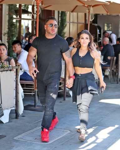 Ronnie Ortiz-Magro & Jen Harley From Jersey Shore have lunch at Il Pastaio in Beverly Hills, CA

Pictured: Ronnie Ortiz-Magro & Jen Harley
Ref: SPL5121340 031019 NON-EXCLUSIVE
Picture by: SplashNews.com

Splash News and Pictures
USA: +1 310-525-5808
London: +44 (0)20 8126 1009
Berlin: +49 175 3764 166
photodesk@splashnews.com

World Rights