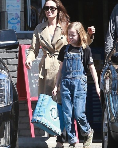 Los Angeles, CA - *EXCLUSIVE* - Angelina Jolie buys some flowers with her daughter Vivienne. The duo look cheerful as they are joined by their body guard for the outing.Pictured: Angelina JolieBACKGRID USA 31 MARCH 2019 USA: +1 310 798 9111 / usasales@backgrid.comUK: +44 208 344 2007 / uksales@backgrid.com*UK Clients - Pictures Containing ChildrenPlease Pixelate Face Prior To Publication*