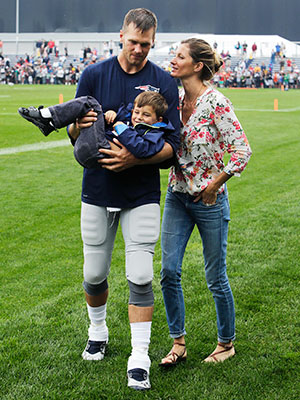 Tom Brady celebrates SIX Super Bowl championship rings then poses with  Gisele Bündchen