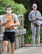  kizárólagos: Orlando Bloom és Katy Perry látott nyaralni Hawaii, Orlando úgy tűnik, hogy rajta karantén ellenőrző karkötő