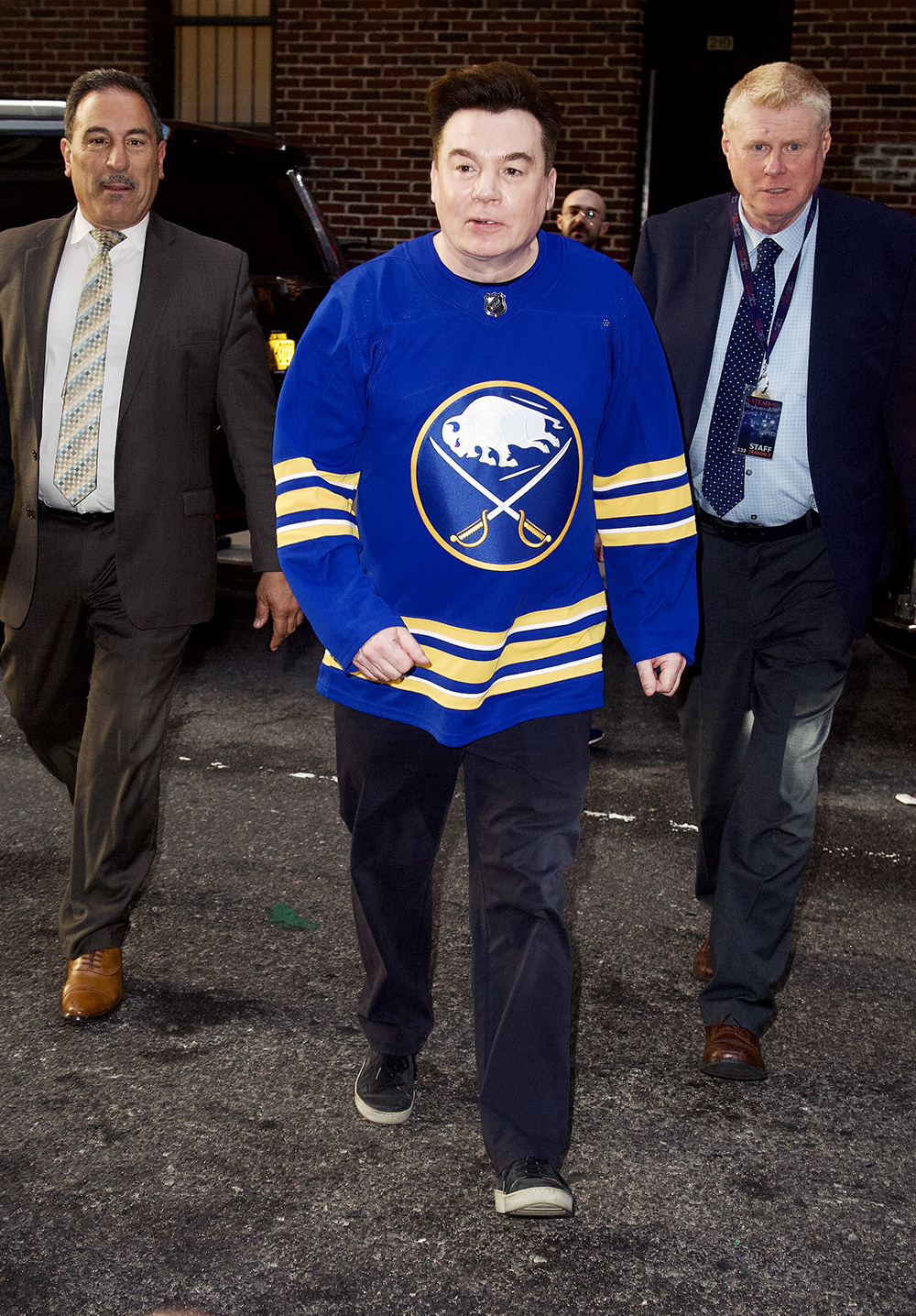 Mike Myers shows fans his Hockey Jersey