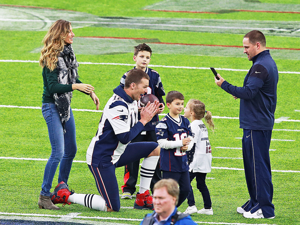 Tom Brady celebrates SIX Super Bowl championship rings then poses with  Gisele Bündchen