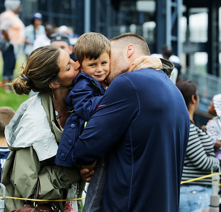 Their son. Жизель Бюндхен и Джастин Тимберлейк. Tom Brady with son. Tom Brady and his son.