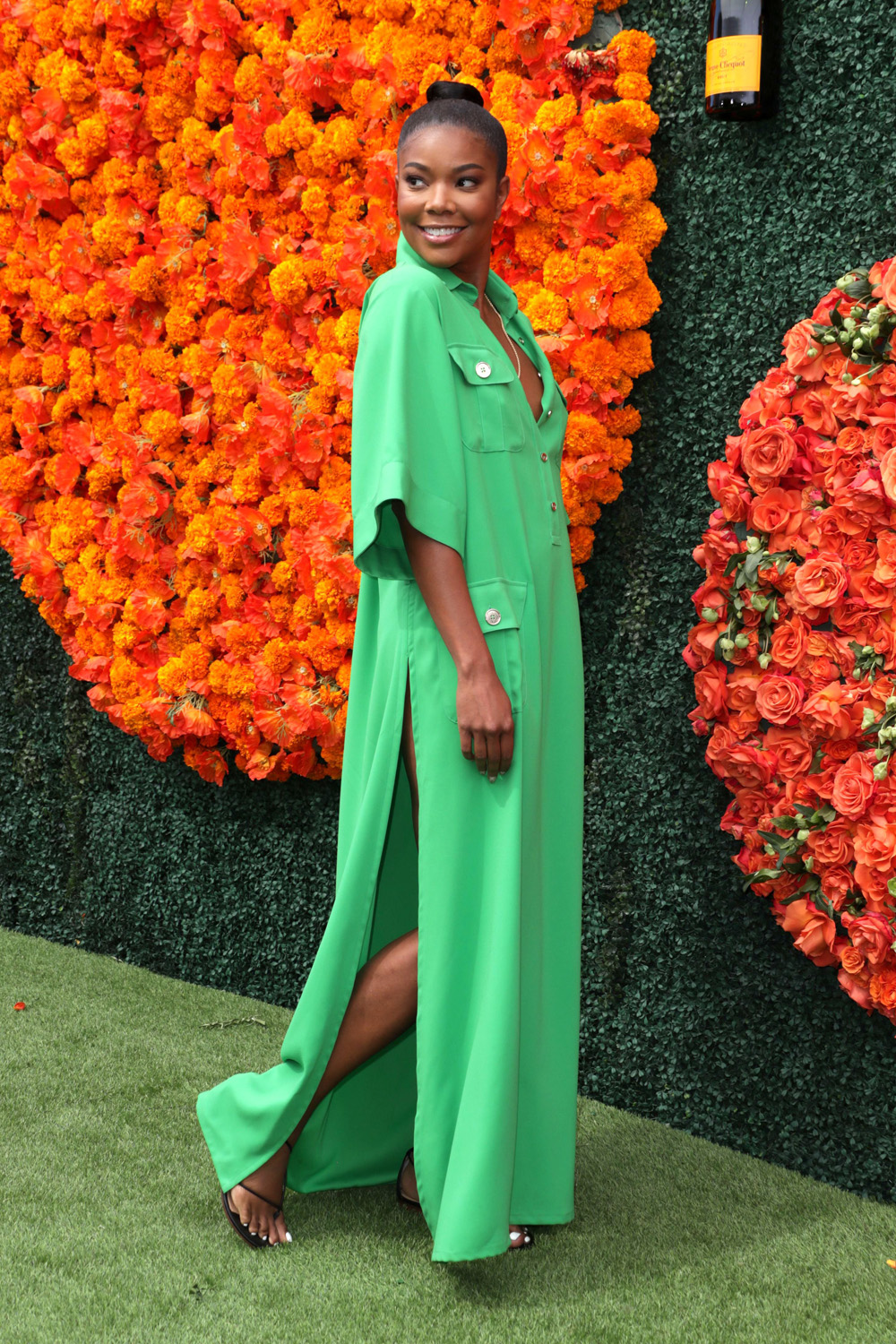 A woman shop with green dress