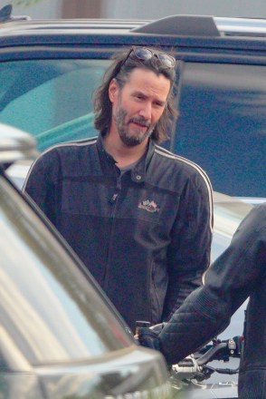 Los Angeles, CA - *EXCLUSIVE* - Keanu Reeves spotted with his biker friends in Malibu, CA.  Pictured: Keanu Reeves BACKGRID USA 12 OCTOBER 2022 USA: +1 310 798 9111 / usasales@backgrid.com UK: +44 208 344 2007 / uksales@backgrid.com *UK Clients - Pictures Containing Children Please Pixelate Face Prior To Publication*