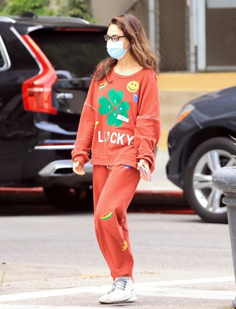 Mila Kunis wears a cute Saint Patrick's day themed sweat suit after reaching $30m fundraising goal for Ukrainian refugees.Pictured: Ref: SPL5297098 180322 NON-EXCLUSIVEPicture by: RACHPOOT.COM / SplashNews.comSplash News and PicturesUSA: +1 310-525-5808London: +44 (0)20 8126 1009Berlin: +49 175 3764 166photodesk@splashnews.comWorld Rights, No Italy Rights
