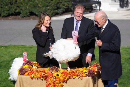 United States President Joe Biden pardons the National Thanksgiving Turkey ‚ÄúChocolate‚Äù during a ceremony on the South Lawn of the White House in Washington, DC on Monday, November 21, 2022. Joining the President, from left: Alexa Starnes, daughter of the owner of Circle S Ranch and Ronald Parker, Chairman of the National Turkey Federation.Pictured: Joe BidenRef: SPL5504799 211122 NON-EXCLUSIVEPicture by: Chris Kleponis / CNP / SplashNews.comSplash News and PicturesUSA: +1 310-525-5808London: +44 (0)20 8126 1009Berlin: +49 175 3764 166photodesk@splashnews.comWorld Rights, No France Rights