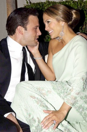 BEN AFFLECK AND JENNIFER LOPEZ
VANITY FAIR PARTY AT THE 2003 OSCARS / ACADEMY AWARDS AT MORTONS, LOS ANGELES, AMERICA - 23 MAR 2003