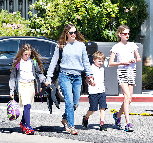 Jennifer Garner & Violet Affleck Look-Alike Photo: See Twinning Pic ...