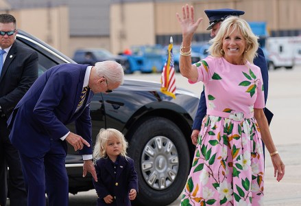 Presiden Joe Biden memandang cucunya Beau Biden saat ibu negara Jill Biden melambai dan berjalan menuju Air Force One di Pangkalan Angkatan Udara Andrews, Md., .  Presiden berkunjung ke Kiawah Island, SC, untuk berlibur Biden Vacation, Andrews Air Force Base, Amerika Serikat - 10 Agt 2022