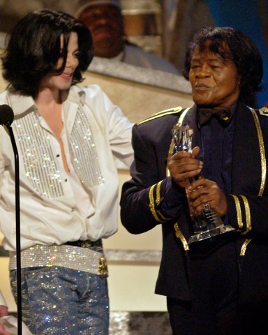 JACKSON BROWN Michael Jackson, left, presents James Brown with a lifetime achievment award during the 3rd annual BET Awards, in Los Angeles
BET AWARDS, LOS ANGELES, USA
