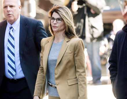 Lori Loughlin tiba di pengadilan federal di Boston, untuk menghadapi dakwaan dalam skandal suap penerimaan perguruan tinggi nasional Penyuapan Penerimaan Perguruan Tinggi, Boston, AS - 03 Apr 2019