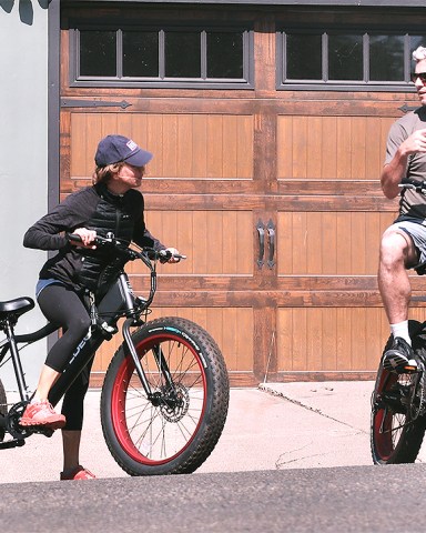 Laguna Beach, CA  - *EXCLUSIVE*  - Renee Zellweger and Ant Anstead go for a bike ride in Laguna Beach.

Pictured: Renee Zellweger, Ant Anstead

BACKGRID USA 2 SEPTEMBER 2021 

BYLINE MUST READ: BENS / BACKGRID

USA: +1 310 798 9111 / usasales@backgrid.com

UK: +44 208 344 2007 / uksales@backgrid.com

*UK Clients - Pictures Containing Children
Please Pixelate Face Prior To Publication*