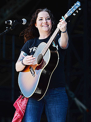 Ashley McBryde; Photos Of The Country Singer – Hollywood Life