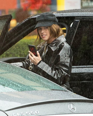 Katherine Schwarzenegger spotted out in the rain wearing a new wedding ring

.Katherine Schwarzenegger spotted out in the rain wearing a new engagement ring  ring, the daughter of Maria Shriver just announced her engagement to Chris Pratt.

Pictured: Katherine Schwarzenegger
Ref: SPL5055243 140119 NON-EXCLUSIVE
Picture by: SplashNews.com

Splash News and Pictures
Los Angeles: 310-821-2666
New York: 212-619-2666
London: 0207 644 7656
Milan: 02 4399 8577
photodesk@splashnews.com

World Rights