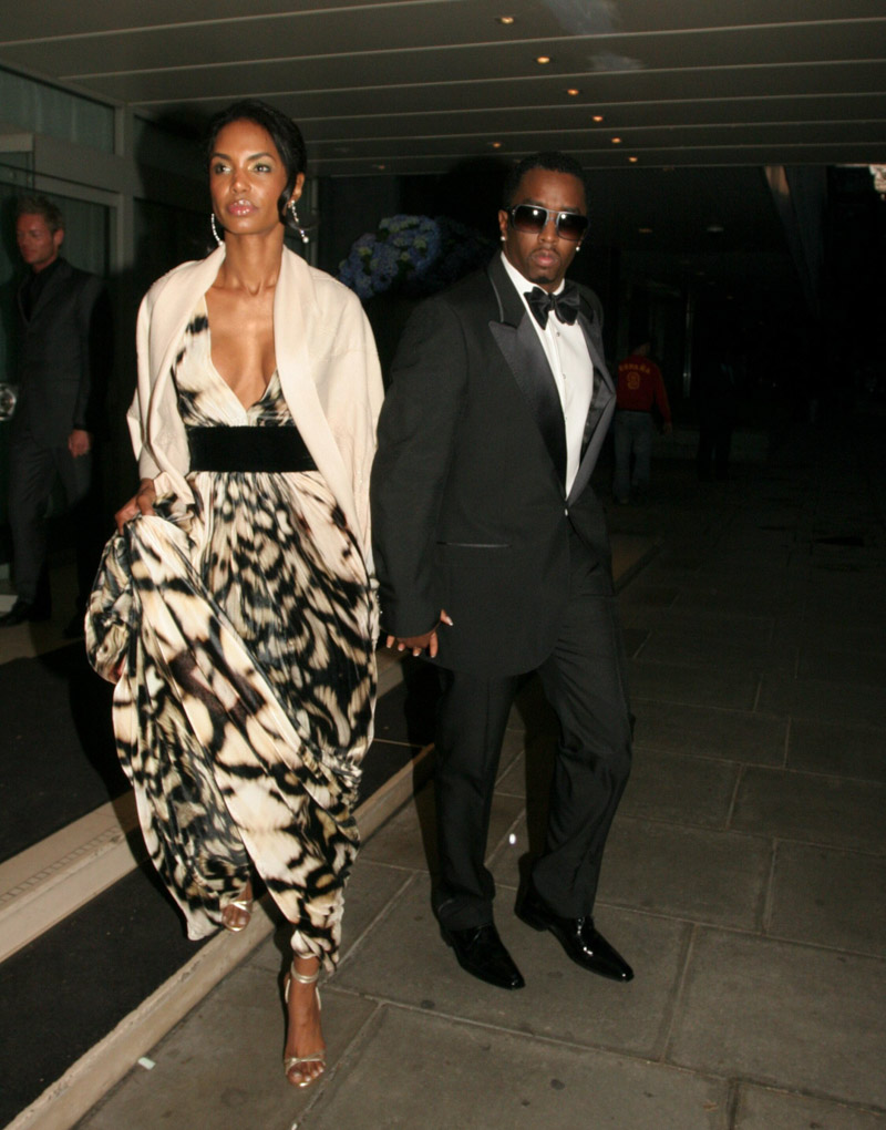 Kim Porter e Sean 'P Diddy' Combs ESTRELAS RUMO À FESTA DE DAVID E VICTORIA BECKHAM, LONDRES, GRÃ-BRETANHA - 21 DE MAIO DE 2006