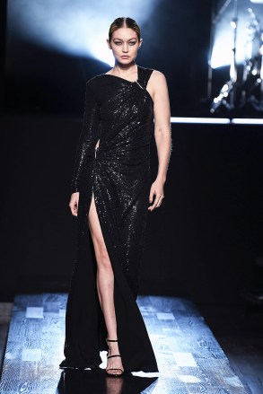 Gigi Hadid New York'ta House of Michael Kors Kadın Giyim 2022 2023 kış koleksiyonlarından özgün bir tasarım giyiyor, 2022 kış, New York, Michael Kors, ny, ABD - 15 Şubat 2022