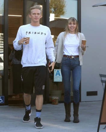 Miley Cyrus and Cody Simpson seen grabbing a iced coffee together in Studio City. 13 Oct 2019 Pictured: Miley Cyrus and Cody Simpson. Photo credit: P&P / MEGA TheMegaAgency.com +1 888 505 6342 (Mega Agency TagID: MEGA526320_001.jpg) [Photo via Mega Agency]