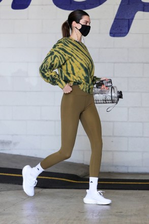 Beverly Hills, CA  - Kendall Jenner displays her model frame while leaving the gym.Pictured: kendall jennerBACKGRID USA 10 MARCH 2021 BYLINE MUST READ: GAMR / BACKGRIDUSA: +1 310 798 9111 / usasales@backgrid.comUK: +44 208 344 2007 / uksales@backgrid.com*UK Clients - Pictures Containing ChildrenPlease Pixelate Face Prior To Publication*