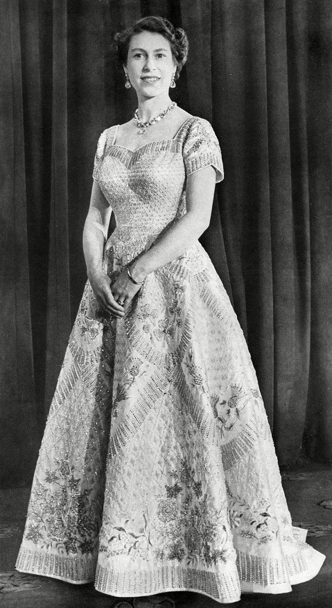 Queen Elizabeth’s Fashion: Photos Of Her Stylish Outfits – Hollywood Life