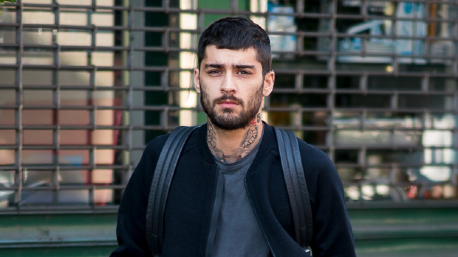 Zayn Maliks Angry Tweets Lashes Out At Unnamed Person And Worries Fans Hollywood Life 