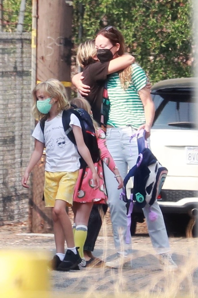 Olivia Wilde drops her kids off at school