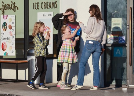 Los Angeles, CA  - *EXCLUSIVE*  - Olivia Wilde has a good time with her kids Otis and Daisy, and a friend while out for ice cream at Jeni's Splendid Ice Creams in Los AngelesPictured: Olivia WildeBACKGRID USA 13 DECEMBER 2022 USA: +1 310 798 9111 / usasales@backgrid.comUK: +44 208 344 2007 / uksales@backgrid.com*UK Clients - Pictures Containing ChildrenPlease Pixelate Face Prior To Publication*