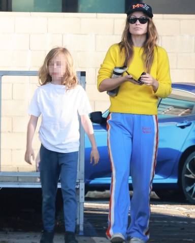 Los Angeles, CA  - *EXCLUSIVE*  - Actress/director Olivia Wilde is spending the afternoon with her son Otis and we catch the mother-son duo grabbing a sweet treat at an ice cream parlor in Los Angeles. After satisfying their sweet tooth, the two went over to Otis' soccer practice where Olivia slipped into a yellow sweater.Pictured: Olivia WildeBACKGRID USA 20 FEBRUARY 2023 USA: +1 310 798 9111 / usasales@backgrid.comUK: +44 208 344 2007 / uksales@backgrid.com*UK Clients - Pictures Containing ChildrenPlease Pixelate Face Prior To Publication*