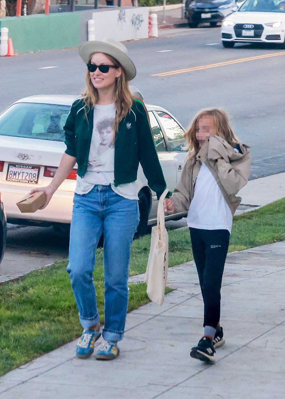 Los Feliz, CA - *EXCLUSIVE* Olivia Wilde spends some one on one time with her son Otis grabbing dinner at Little Dom's in Los Angeles. Pictured: Olivia Wilde BACKGRID USA 7 MAY 2023 USA: +1 310 798 9111 / usasales@backgrid.com UK: +44 208 344 2007 / uksales@backgrid.com *UK Clients - Pictures Containing Children Please Pixelate Face Prior To Publication*