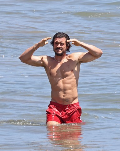 Santa Barbara, CA  - *EXCLUSIVE*  - Orlando Bloom showing off his ripped abs as he sports a scruffy beard on the beach in Santa Barbara. The 45 year old actor was seen enjoying a swim on Monday on his own.Pictured: Orlando BloomBACKGRID USA 2 JUNE 2022 USA: +1 310 798 9111 / usasales@backgrid.comUK: +44 208 344 2007 / uksales@backgrid.com*UK Clients - Pictures Containing ChildrenPlease Pixelate Face Prior To Publication*