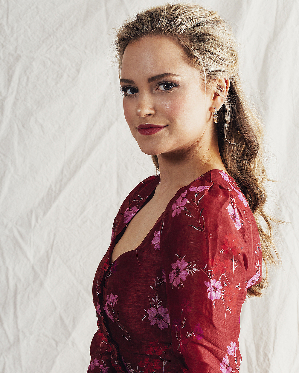 Stephanie Styles, star of the 2019 'Kiss Me Kate' revival, stops by HollywoodLife.com to talk about her show, her role in Netflix's 'Bonding' and more!