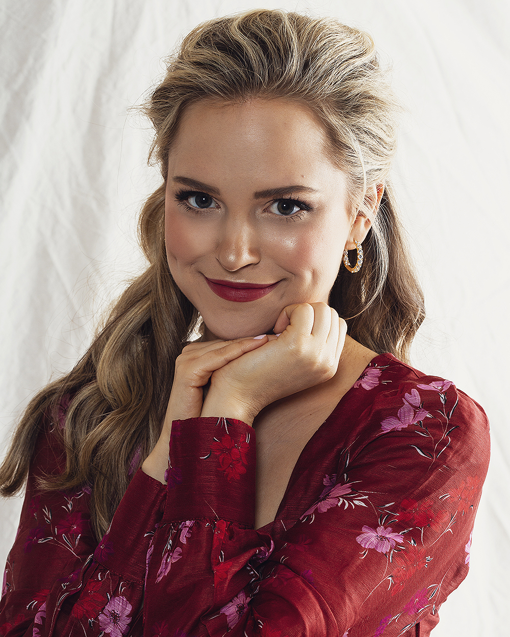 Stephanie Styles, star of the 2019 'Kiss Me Kate' revival, stops by HollywoodLife.com to talk about her show, her role in Netflix's 'Bonding' and more!