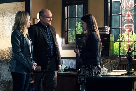 Veronica Mars -- "Heads You Lose" - Episode 104 -- Convinced the bomber is still at large, Veronica visits Chino to learn more about Clyde and Big Dick. Mayor Dobbins' request for help from the FBI brings an old flame to Neptune. Veronica confronts her mugger. Veronica Mars (Kristen Bell) Keith Mars (Enrico Colantoni), and Matty Ross (Izabela Vidovic), shown. (Photo by: Richard Foreman, Jr. SMPSP/Hulu)