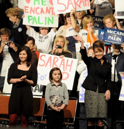 Republican Vice Presidential Hopeful Governor Sarah Palin (r) and Her Daughters Willow Palin (l) and Piper Palin Greet Supporters at a Campaign Rally in Des Moines Iowa Usa 25 October 2008
Usa Elections Palin - Oct 2008