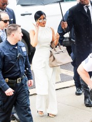 Cardi B
Cardi B at Queens Criminal Court, New York, USA - 19 Apr 2019
Wearing Christian Siriano Shoes By Saint Laurent Wearing Same Outfit as Model on Catwalk *9876941az