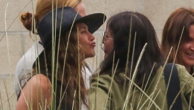 Courteney Cox & Jennifer Aniston Kiss After Mexico Vacation — Pic ...
