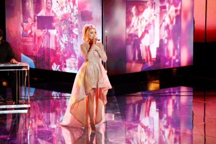 THE VOICE -- "Live Top 8 Results" Episode 1615B -- Pictured: Emily Ann Roberts -- (Photo by: Trae Patton/NBC)