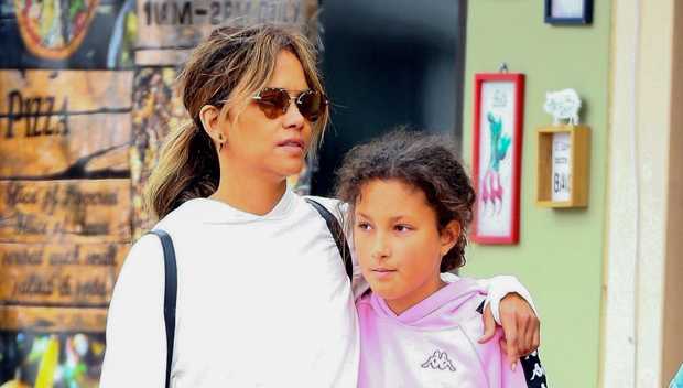 Halle Berry Daughter Nahla 11 Stroll In La She S Almost As Tall As Mom Hollywood Life